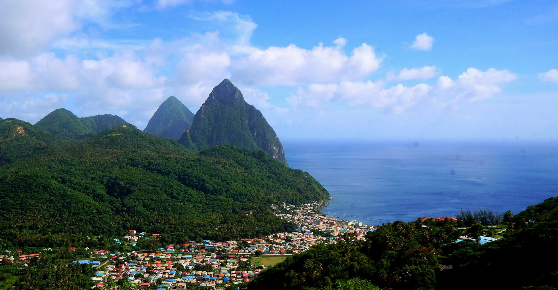 Tramo rocoso y empinado de Petit Piton con cuerda fija y guía profesional.