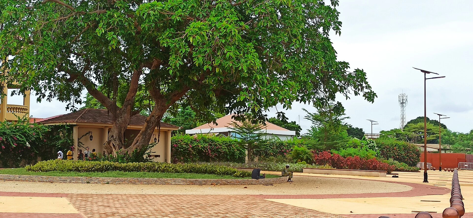 Place Chacha de Ouidah a primera hora, espacio urbano vinculado a la memoria de la trata.