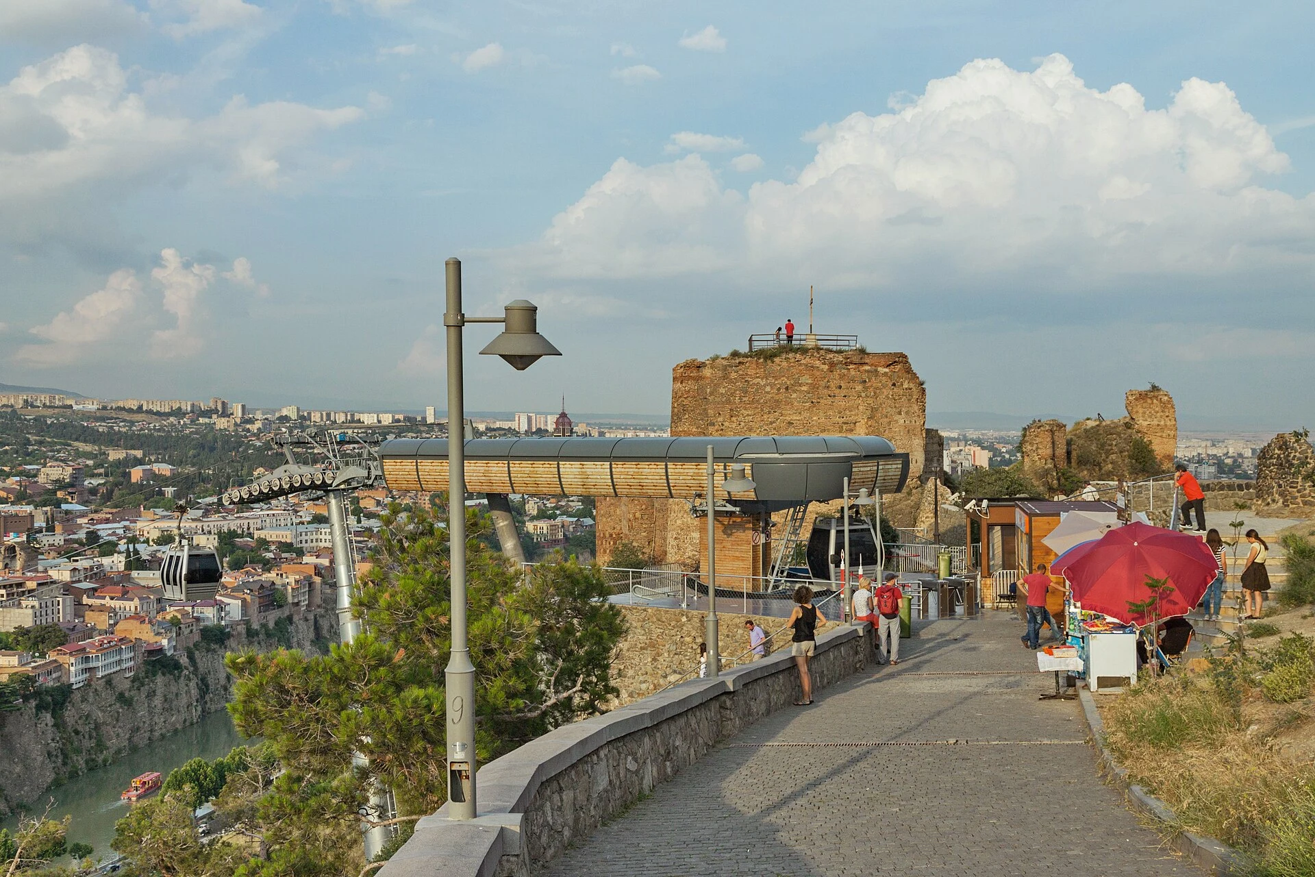 Rótulo contemporáneo en georgiano en Tbilisi.