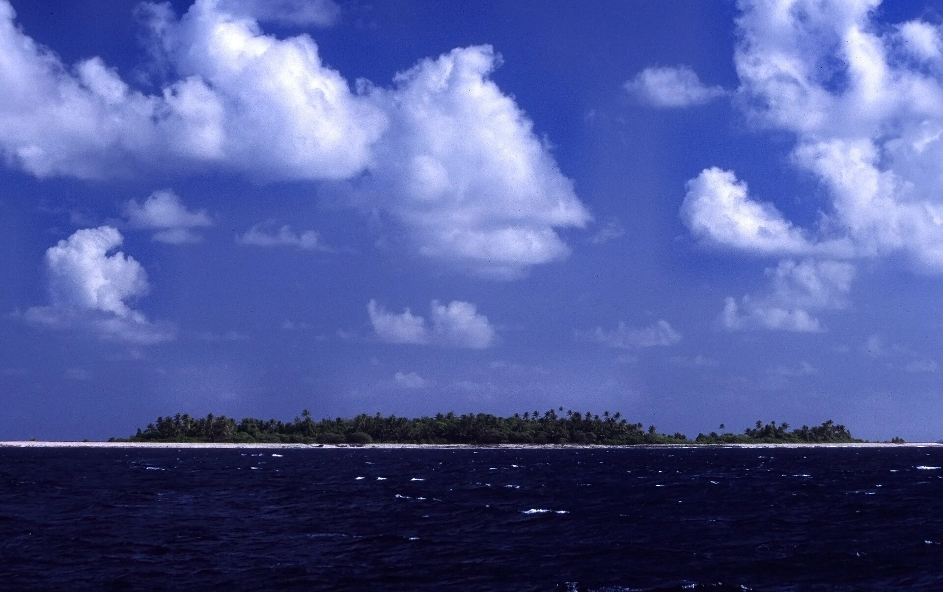 Calle tranquila en Fongafale, la isla principal habitada de Funafuti.