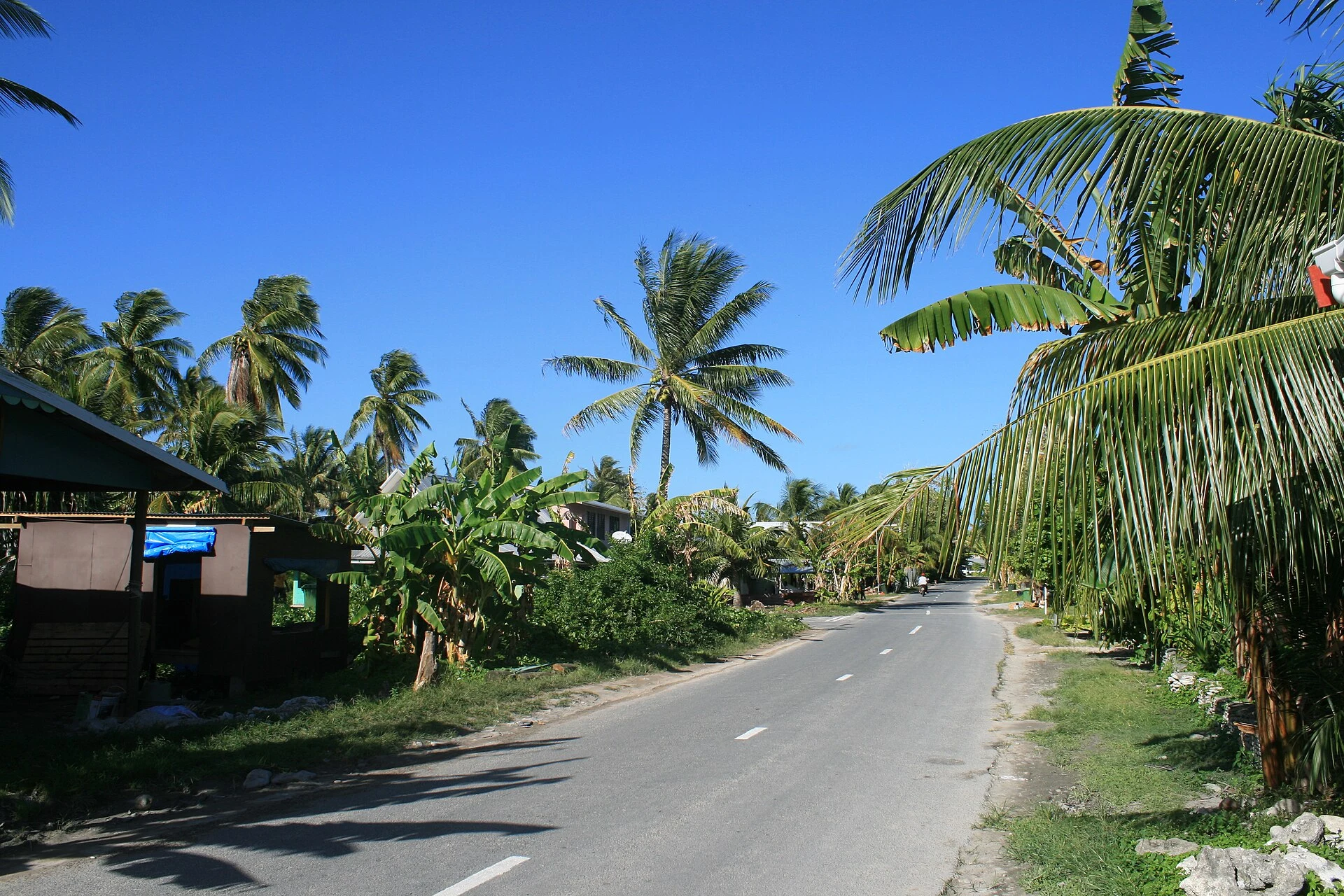 Pequeña embarcación con chalecos salvavidas preparada para navegar por la laguna de Funafuti.