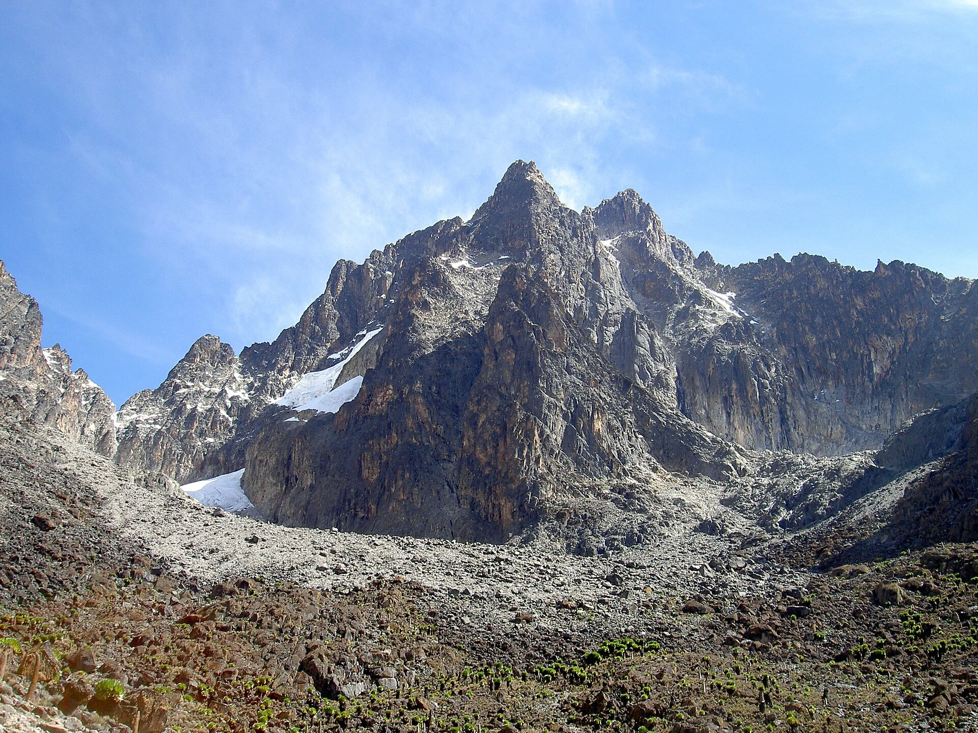 Valle glaciar y lago de altura en la ruta Chogoria del monte Kenia.