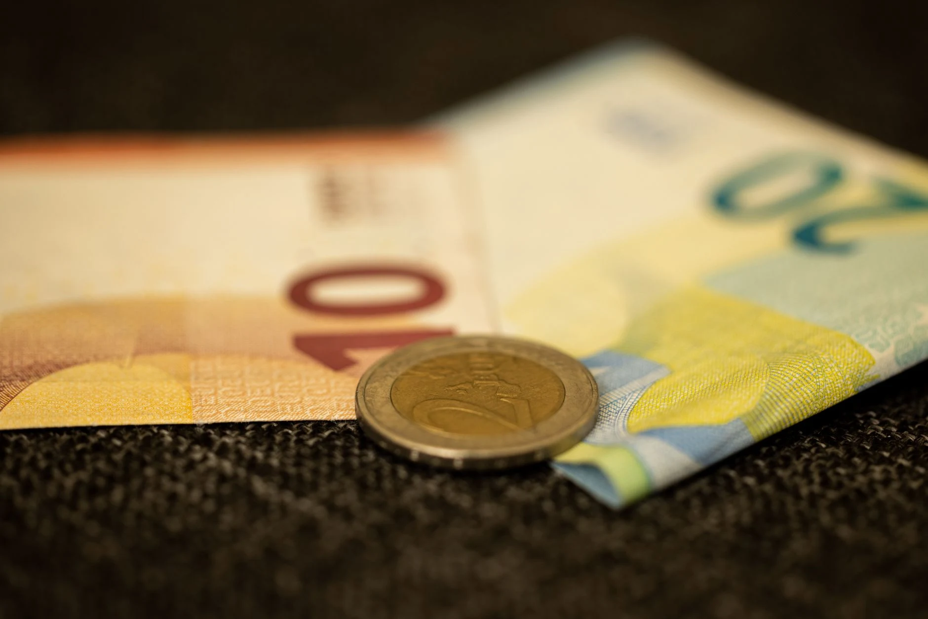 Detalle neutral de monedas de euro como referencia para planificar en Montenegro.