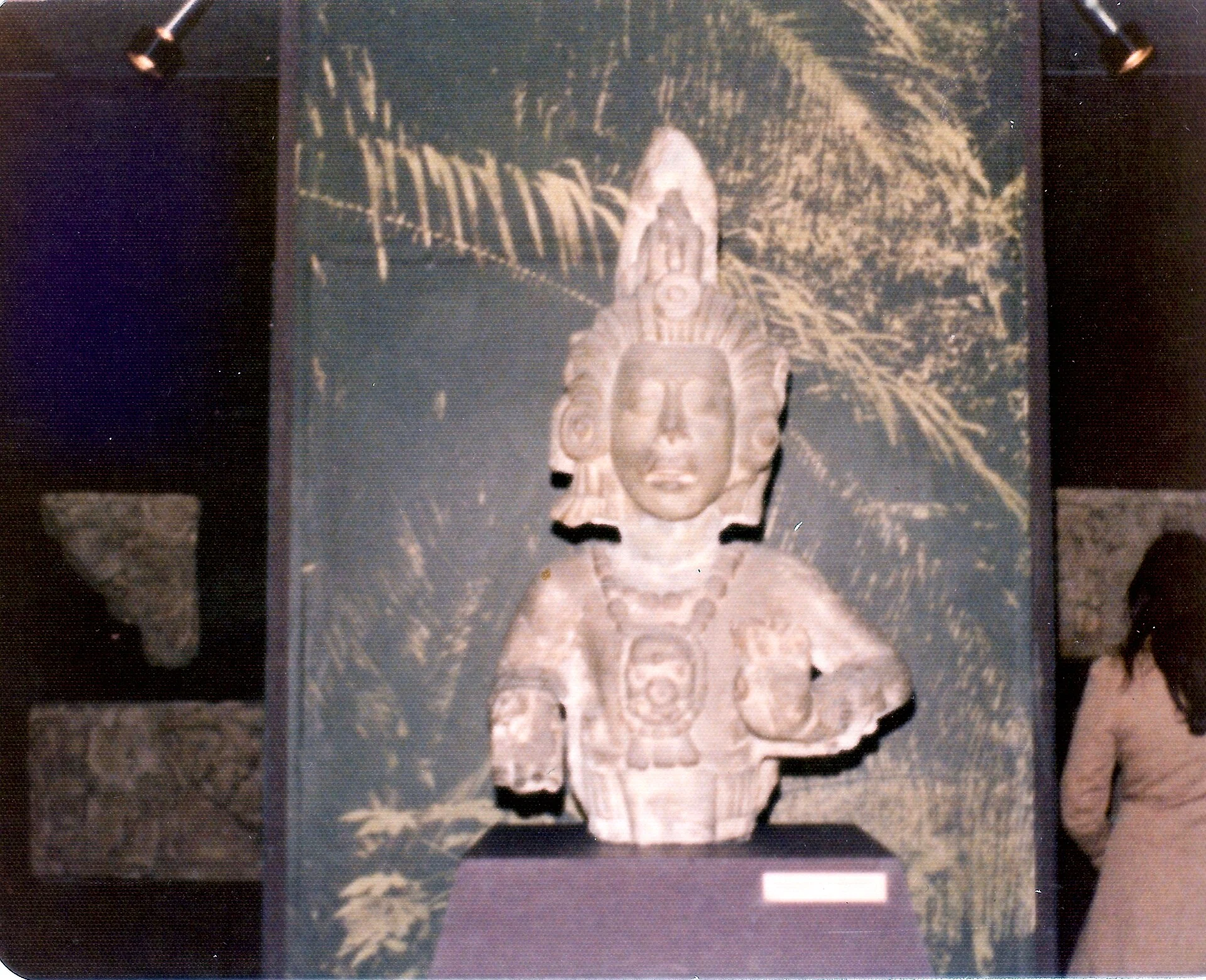 Copán Ruinas zwischen Plätzen, Skulpturen und Maya-Wohnhäusern