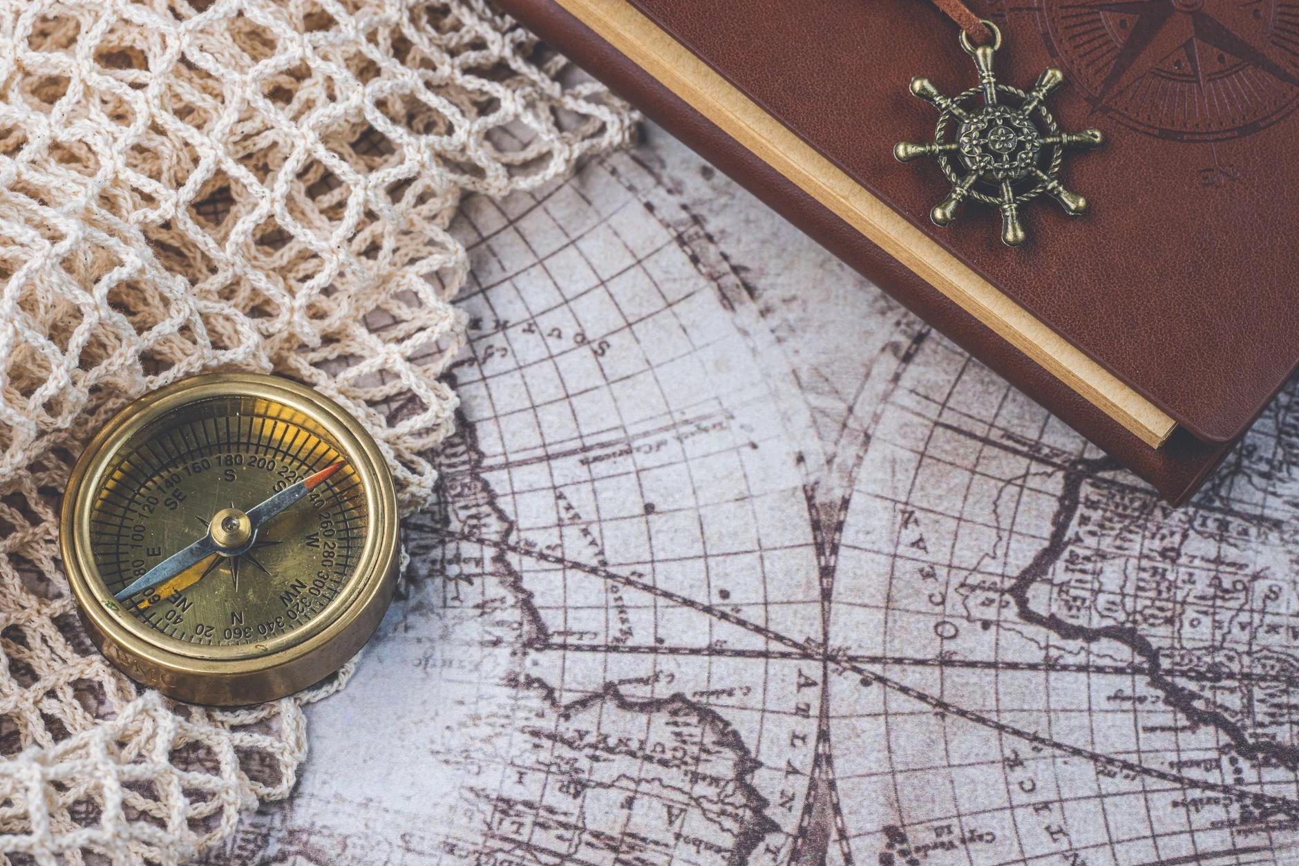 Cuaderno de viaje y mapa en una imagen editorial genérica sobre planificación