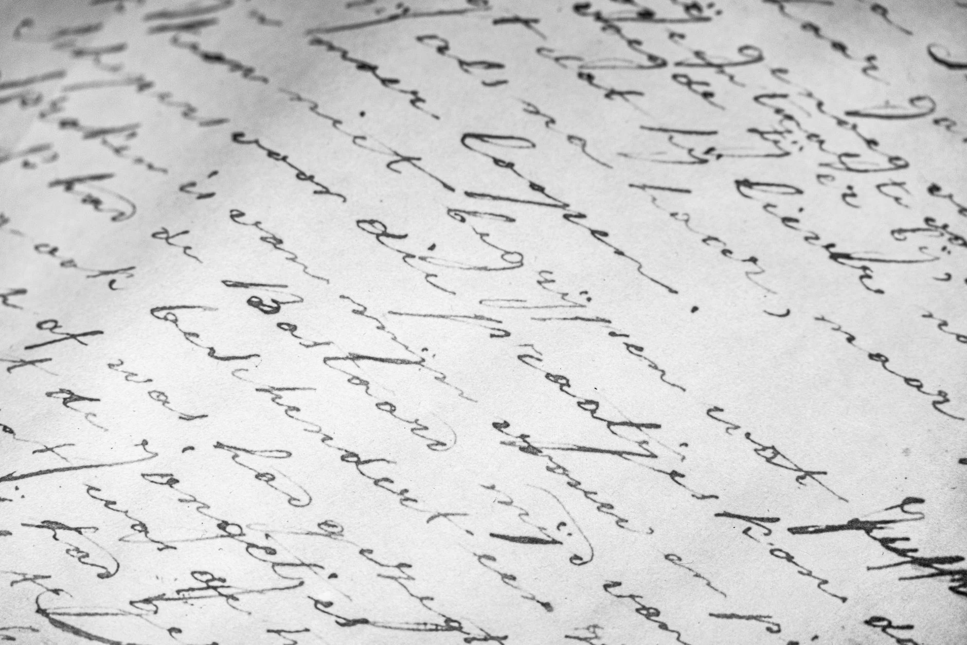 Escritura no legible en papel, usada como contexto visual sin atribuirle una lengua.