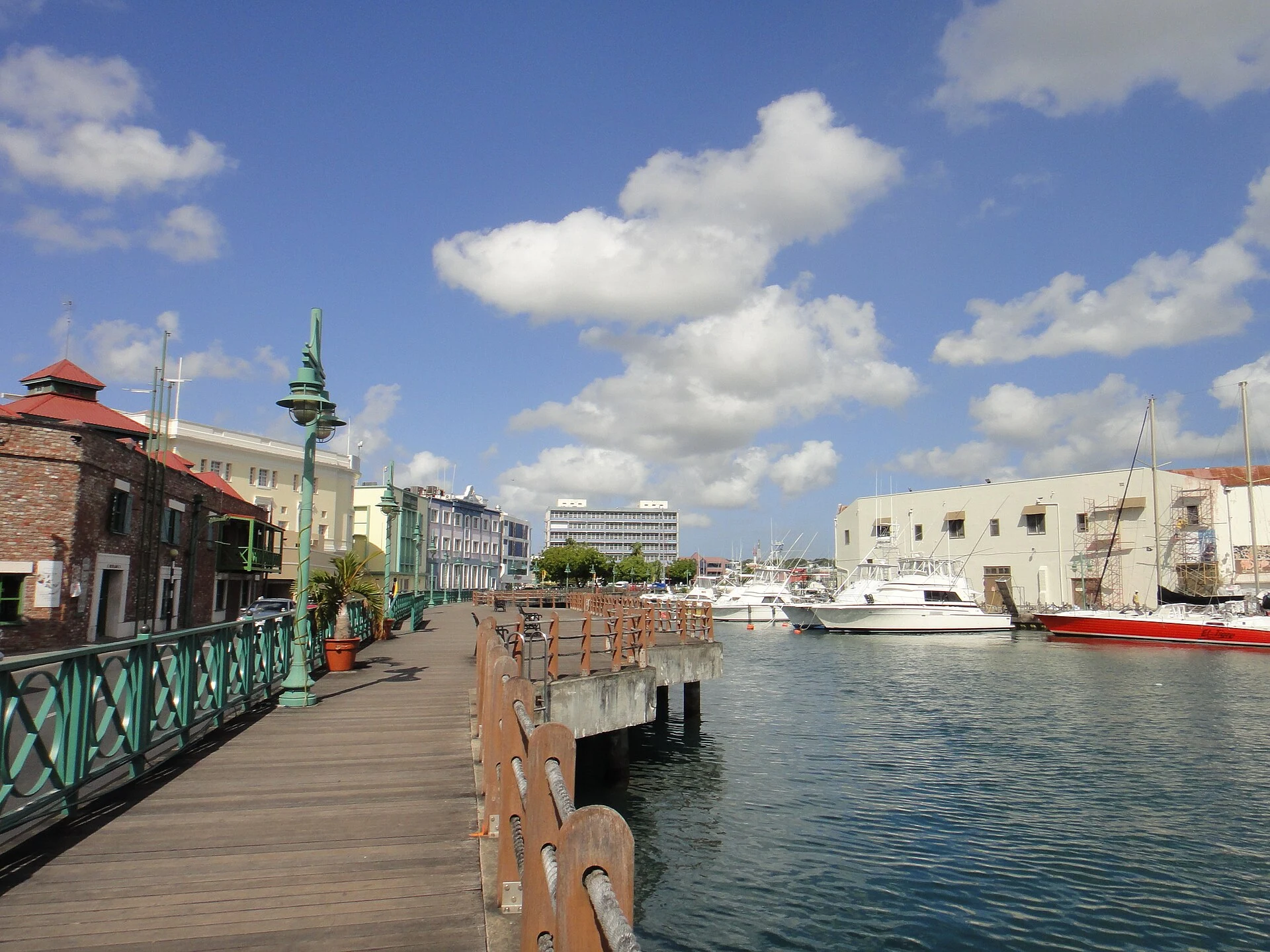 Bridgetown y la Guarnición: puerto, poder y memoria a pie