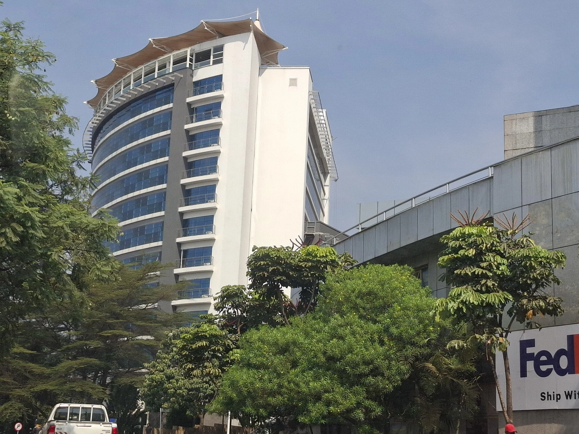 Escena urbana en Kigali, identificada como la capital de Ruanda.