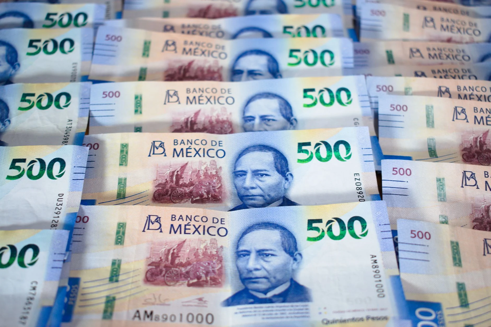 Billetes de pesos colombianos como referencia de moneda.