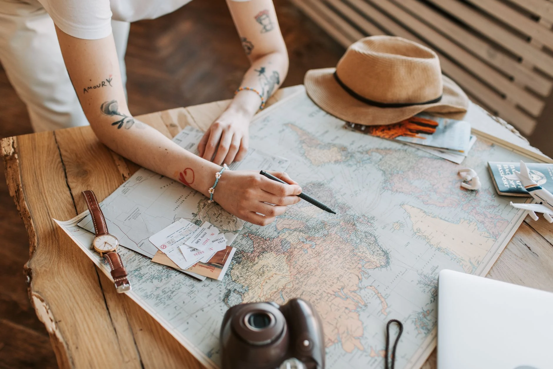 Preparativos de viaje con un mapa y documentos, sin horarios ni rutas específicos.