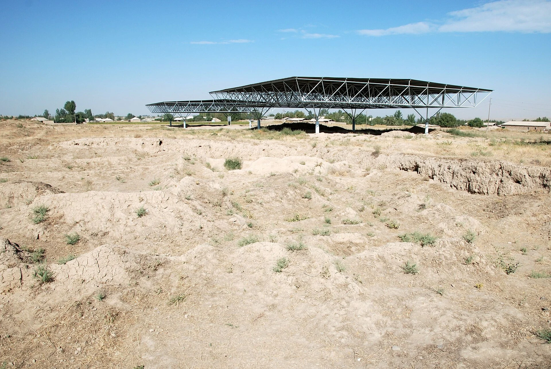 Estructuras arqueológicas protegidas en el yacimiento proto-urbano de Sarazm, Tayikistán.
