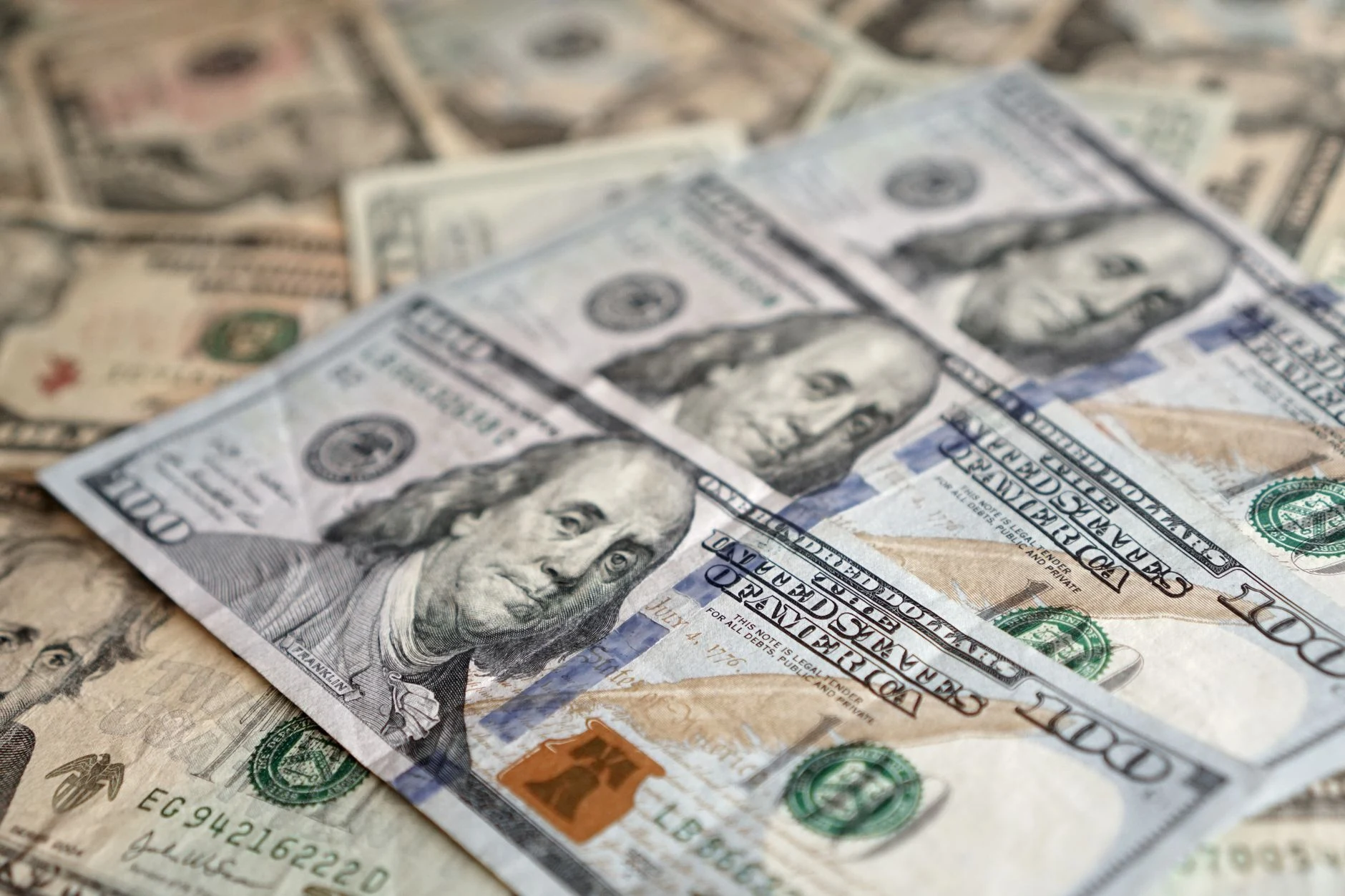 Billetes de dólar estadounidense como referencia general de moneda.