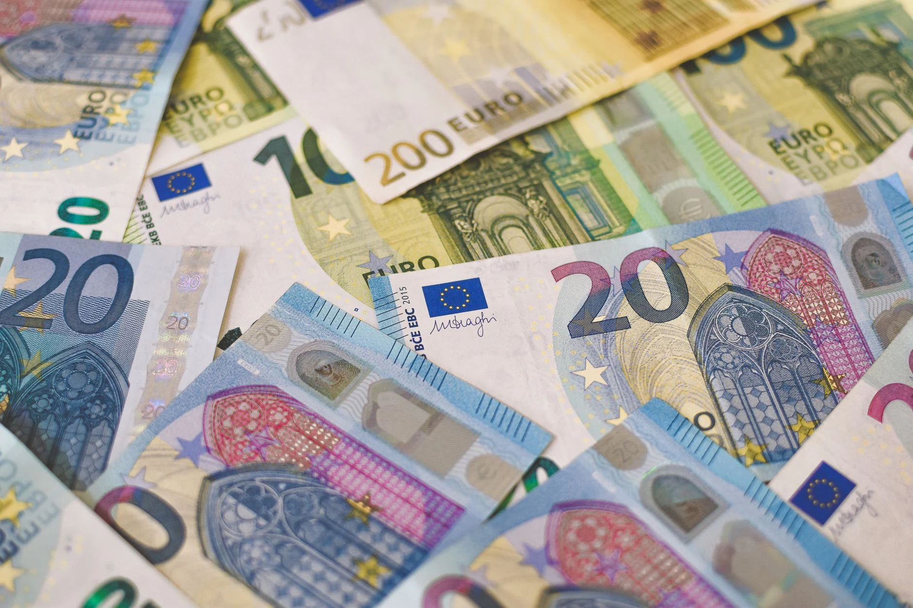 Billetes y monedas de euro como referencia para planificar un viaje