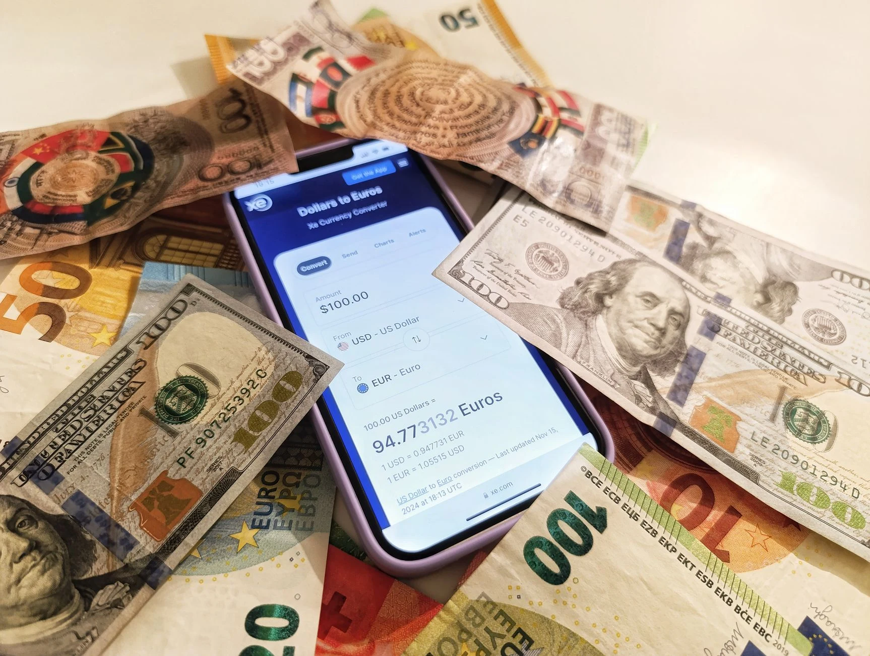Cuaderno de cambio y billetes genéricos para planificar gastos, sin identificar una moneda concreta.