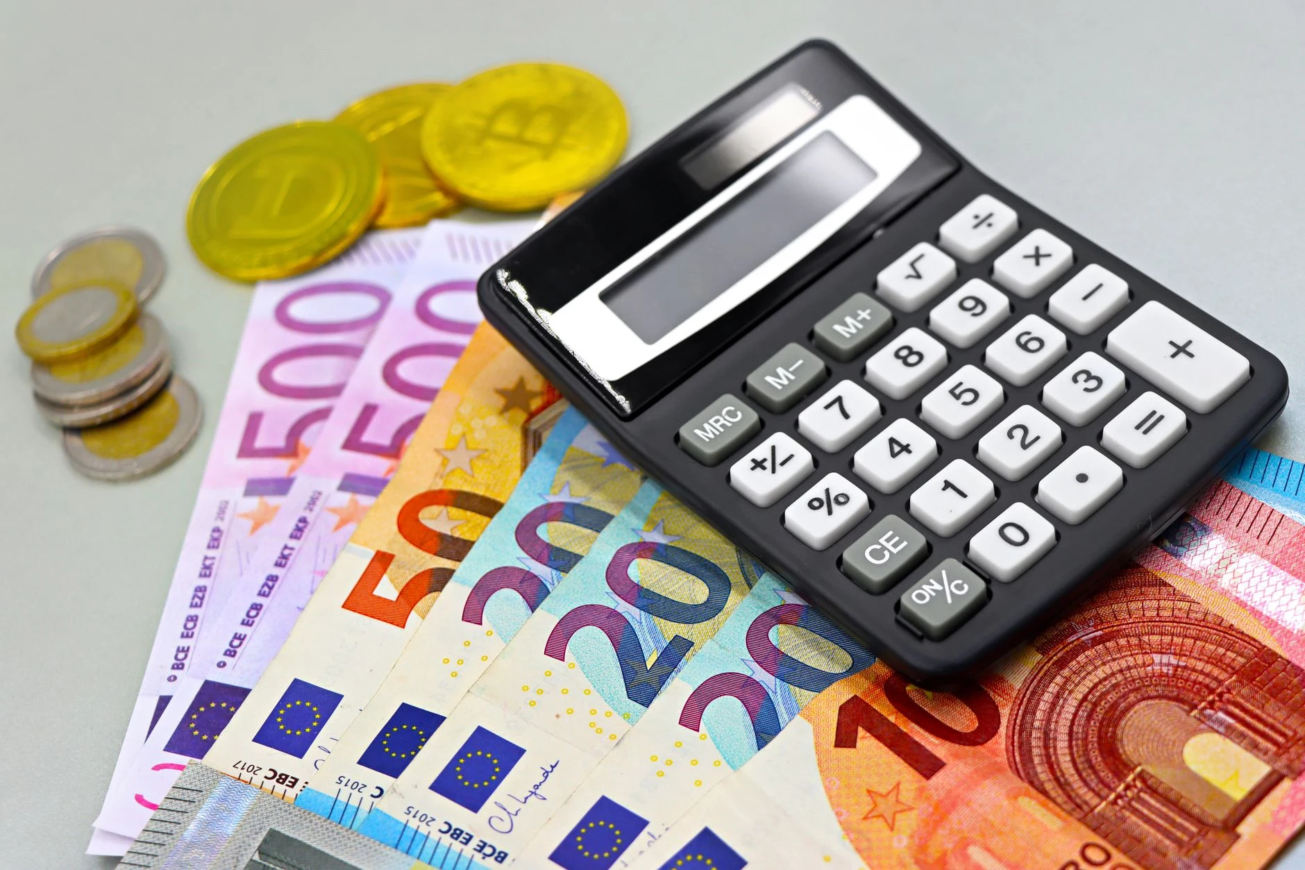 Euromonedas junto a un cuaderno de viaje en una composición genérica.