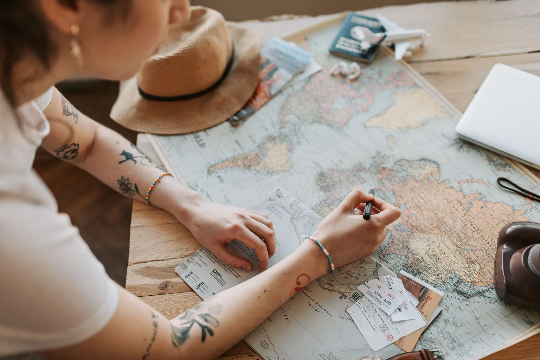 Mapa y notas de preparación de viaje en un contexto no identificable