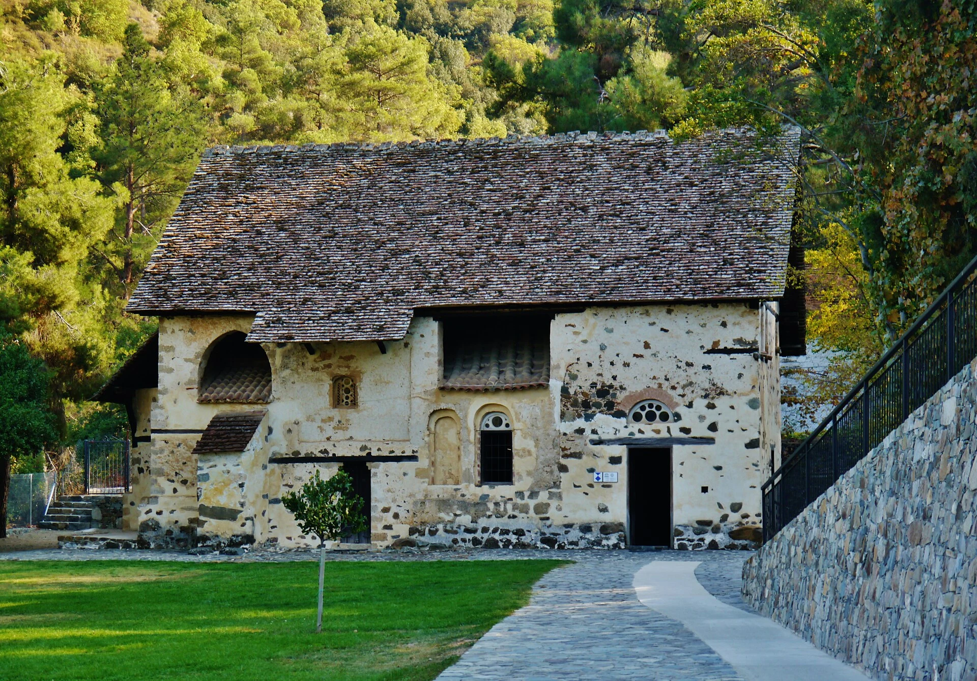 Exterior de Agios Nikolaos tis Stegis, con su cubierta de madera inclinada en el valle de Solea.