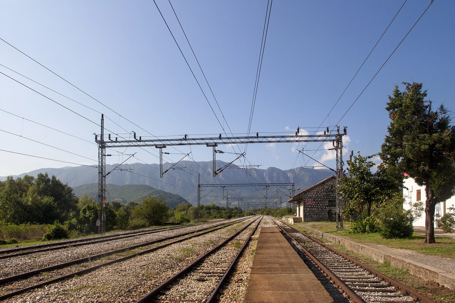 Tren regional llegando a Virpazar para visitar el lago Skadar.