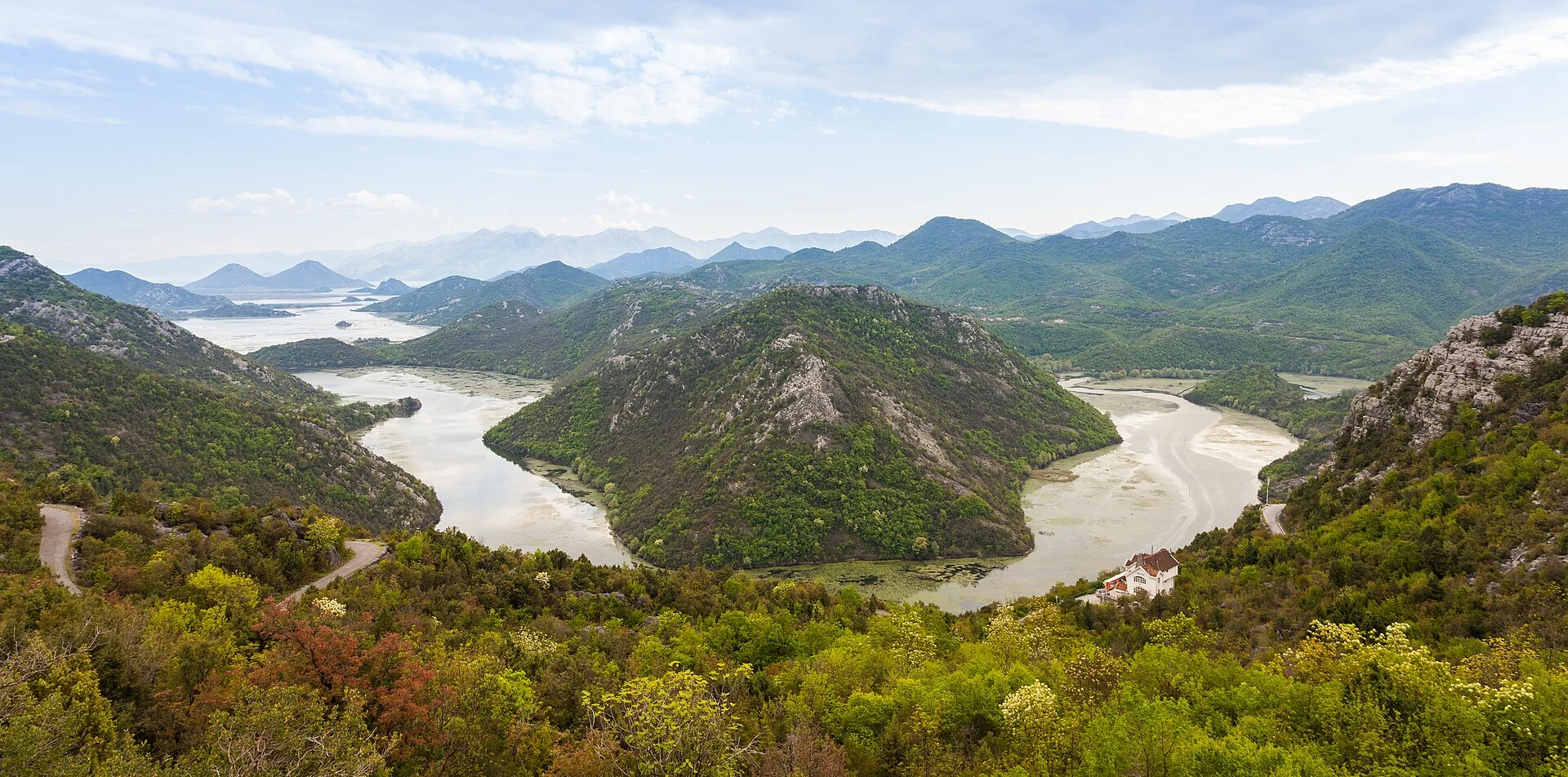 Vista panorámica de los meandros y montañas del lago Skadar, Montenegro.