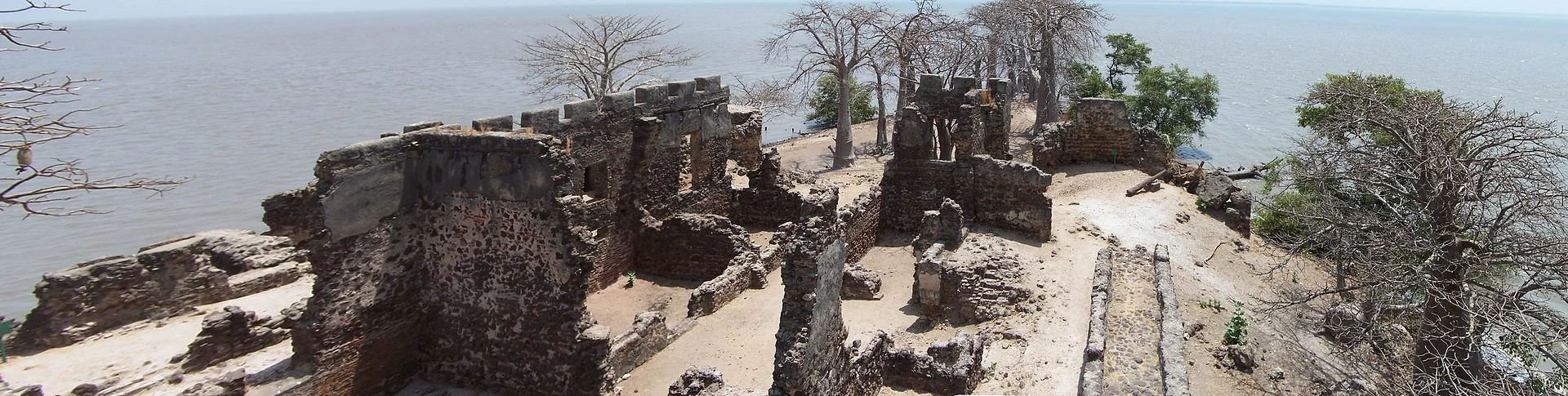 Ruinas del fuerte en Kunta Kinteh Island junto al río Gambia.