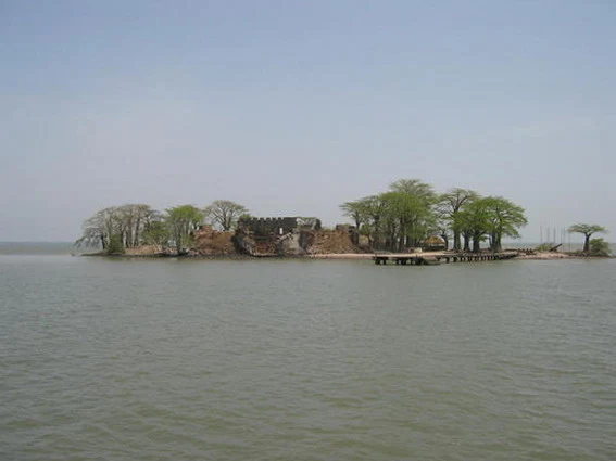 Kunta Kinteh Island y Juffureh, memoria junto al río Gambia