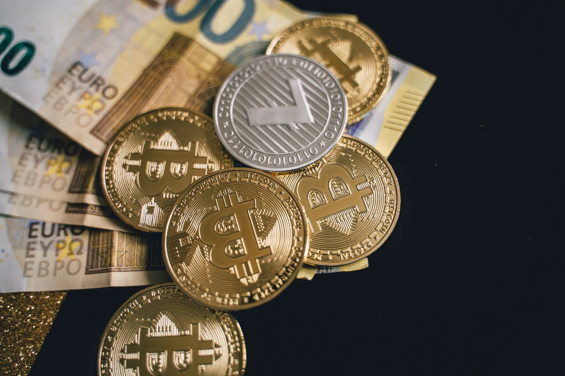 Monedas y billetes de euro en una imagen ilustrativa.