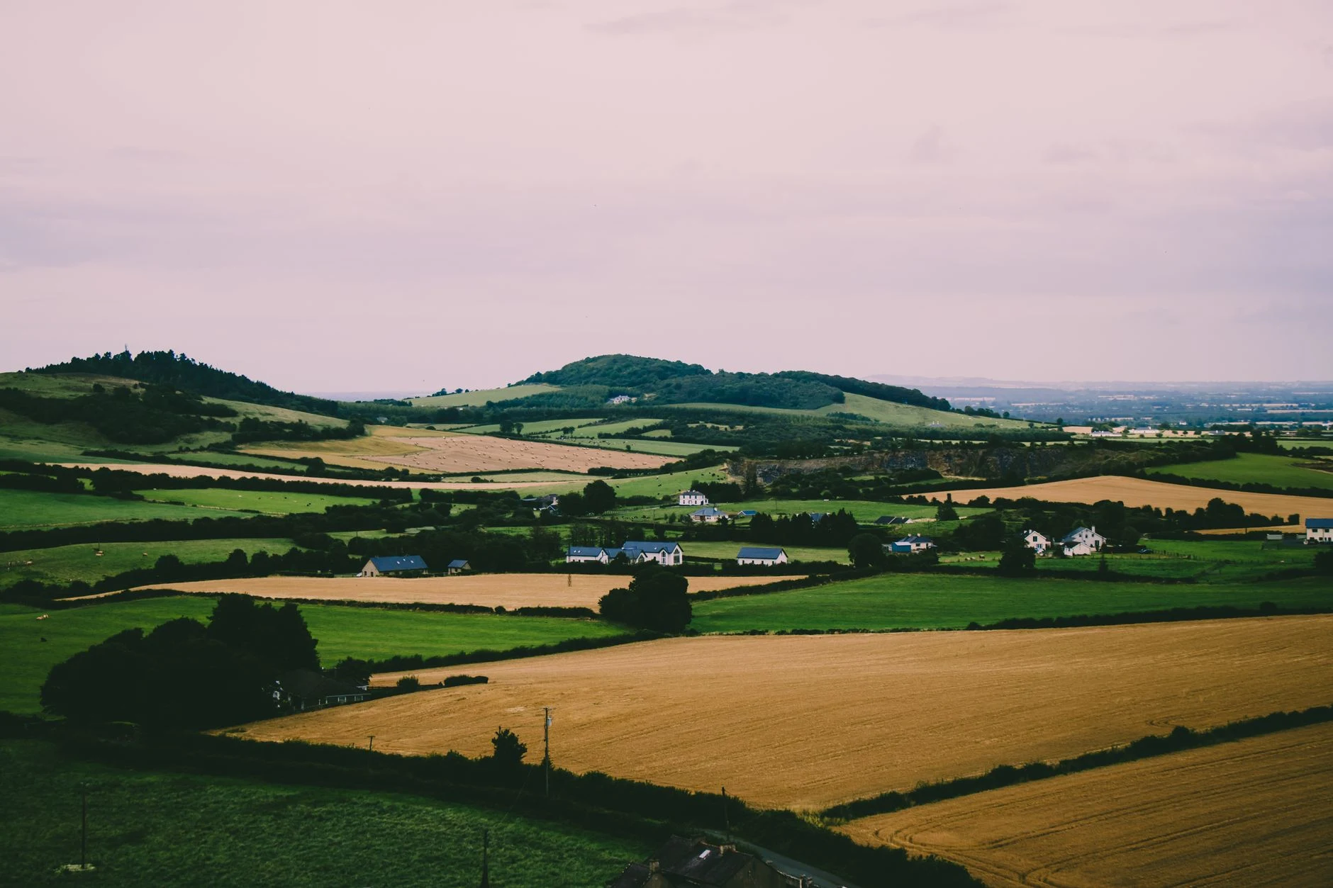 Paisaje rural irlandés usado como contexto geográfico.