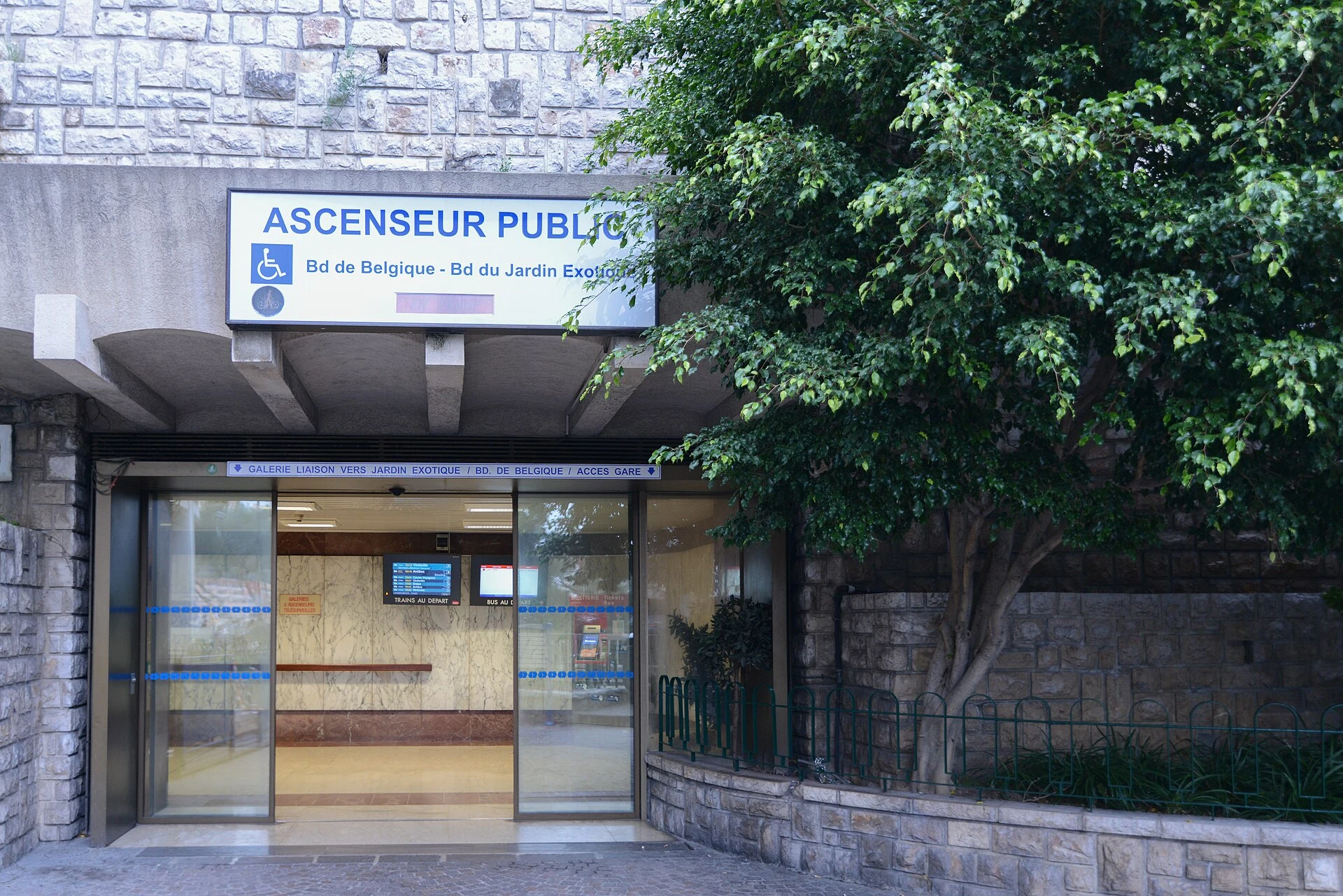 Entrada a un ascensor público peatonal en Mónaco.