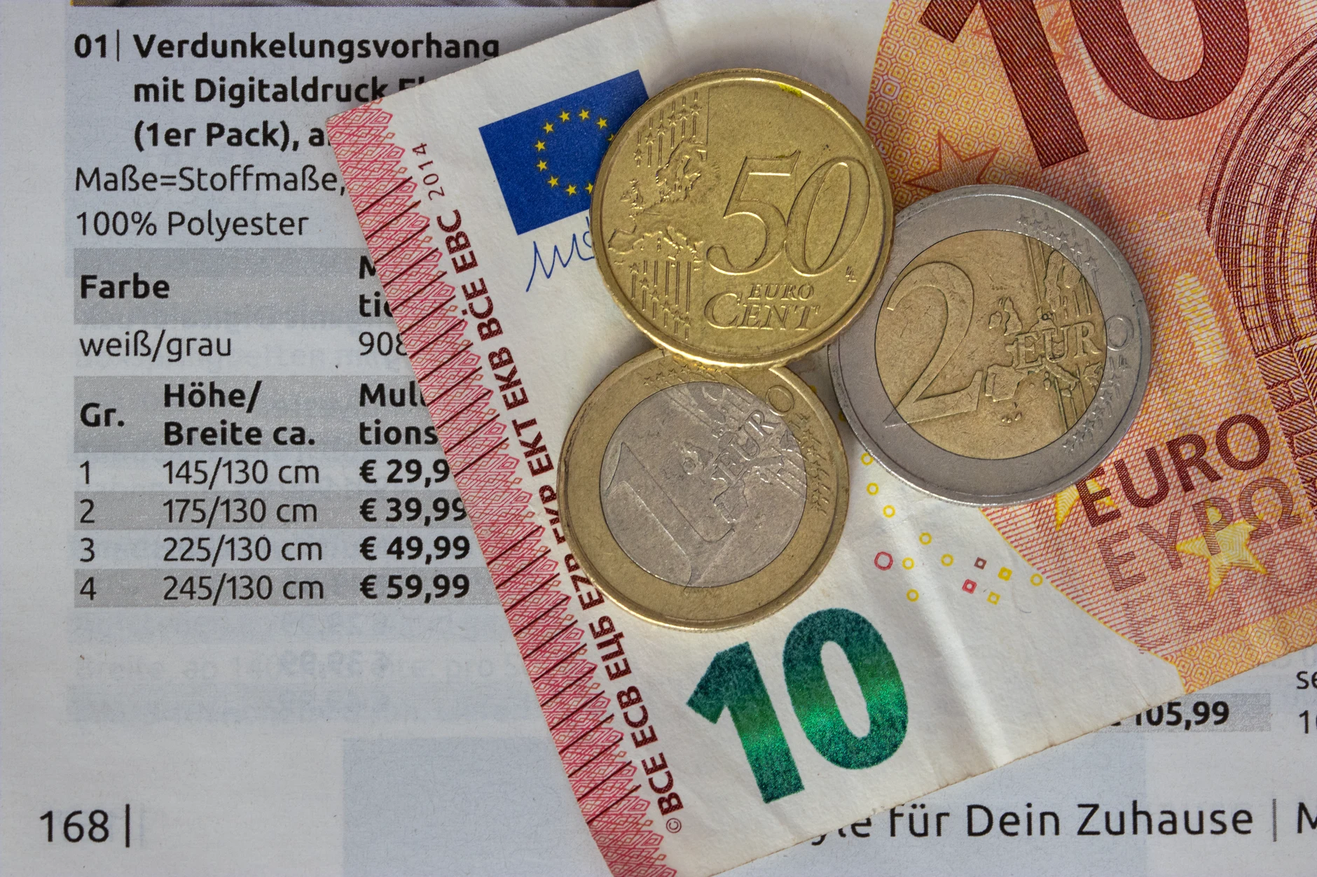 Monedas de euro junto a un cuaderno de viaje.