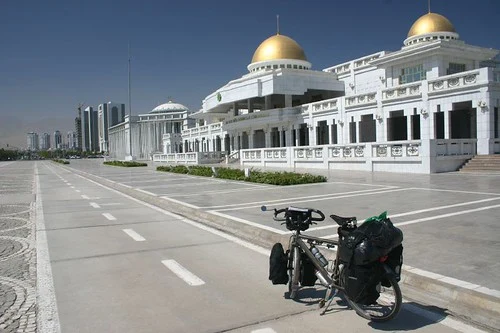 Vista urbana identificable de Ashgabat, capital de Turkmenistán.
