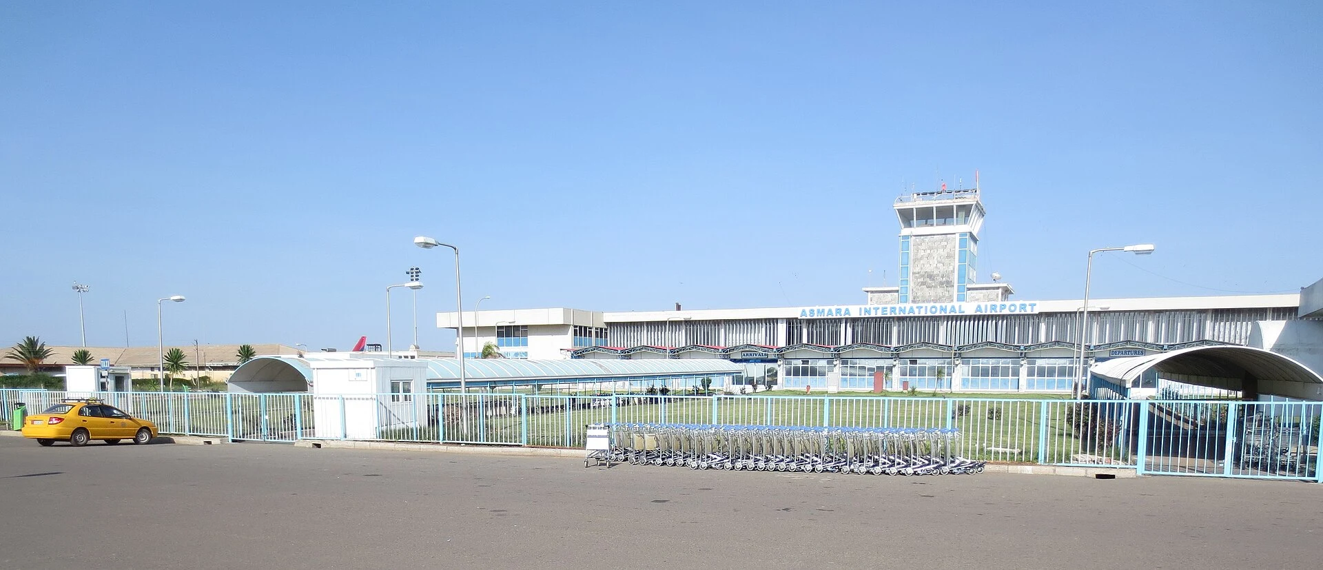 Fachada o área terminal del Aeropuerto Internacional de Asmara, referencia para planificación de viaje.