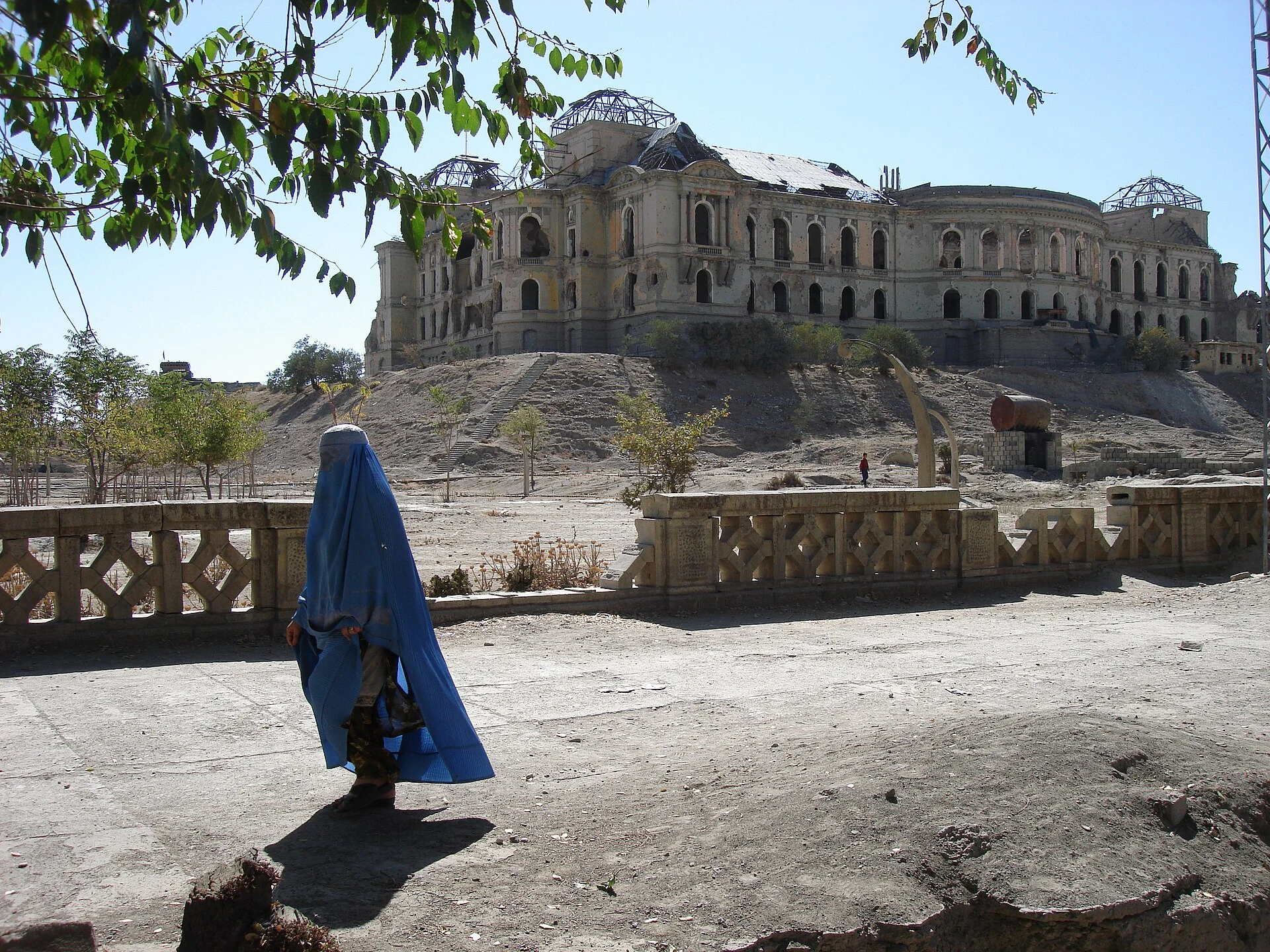 Vista panorámica de la ciudad de Kabul en un valle montañoso.