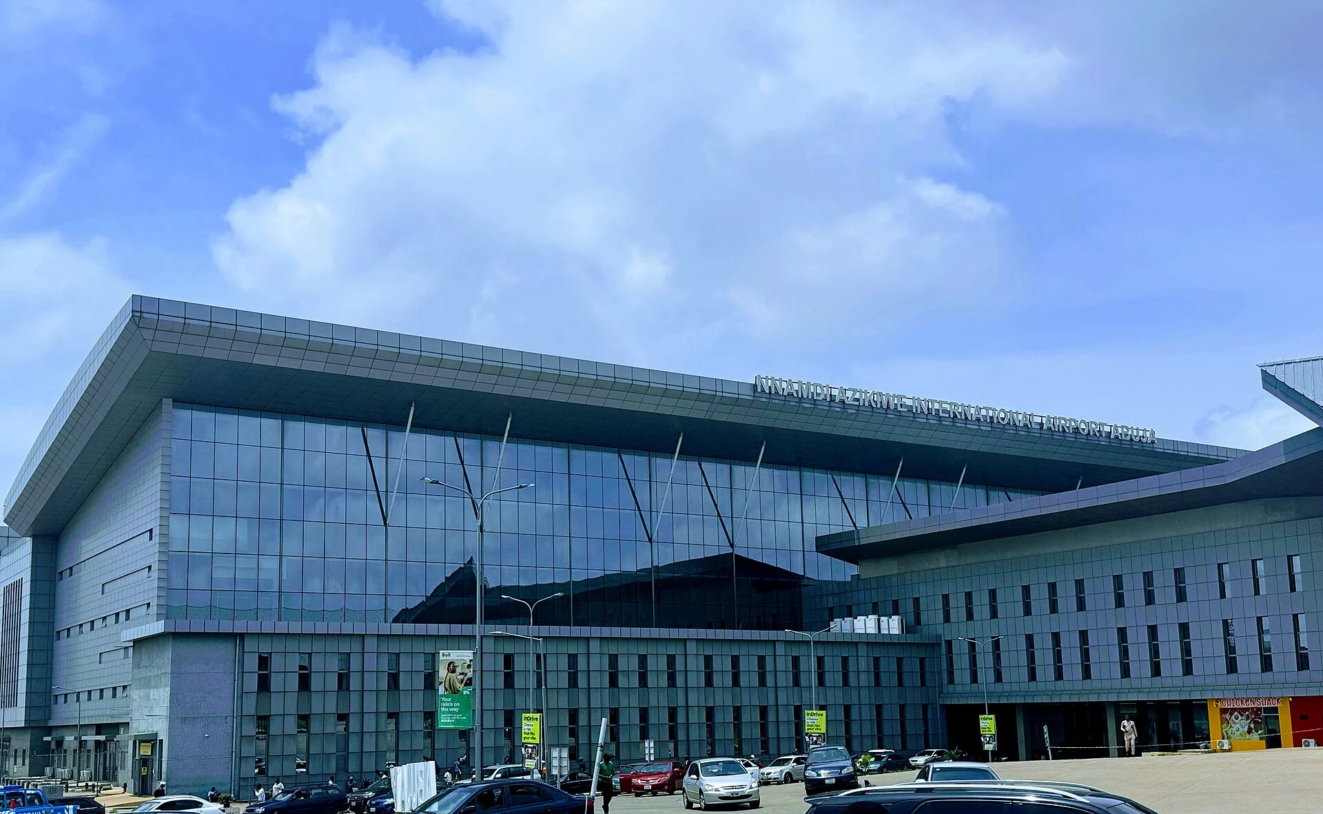 Exterior del aeropuerto internacional Nnamdi Azikiwe, en Abuja.
