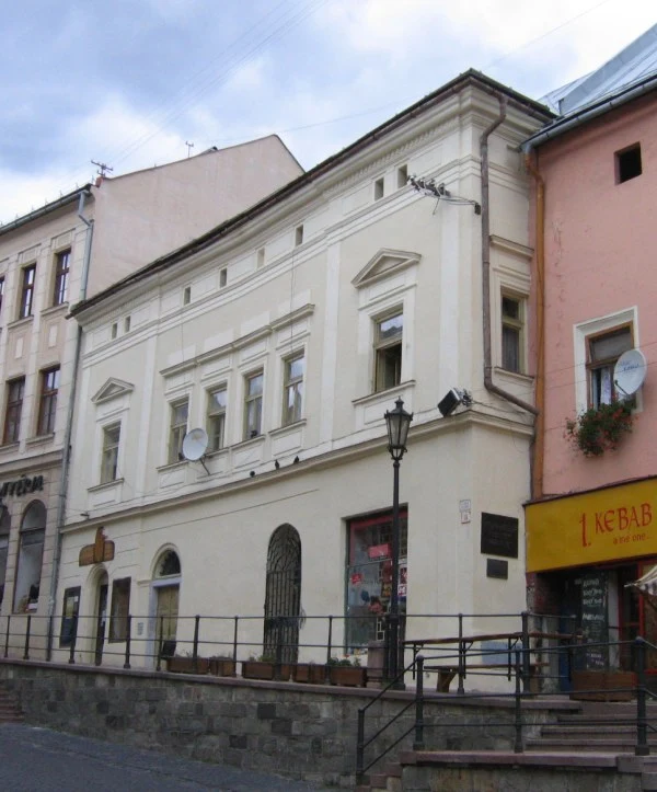 Casas históricas en las calles empinadas de Banská Štiavnica.