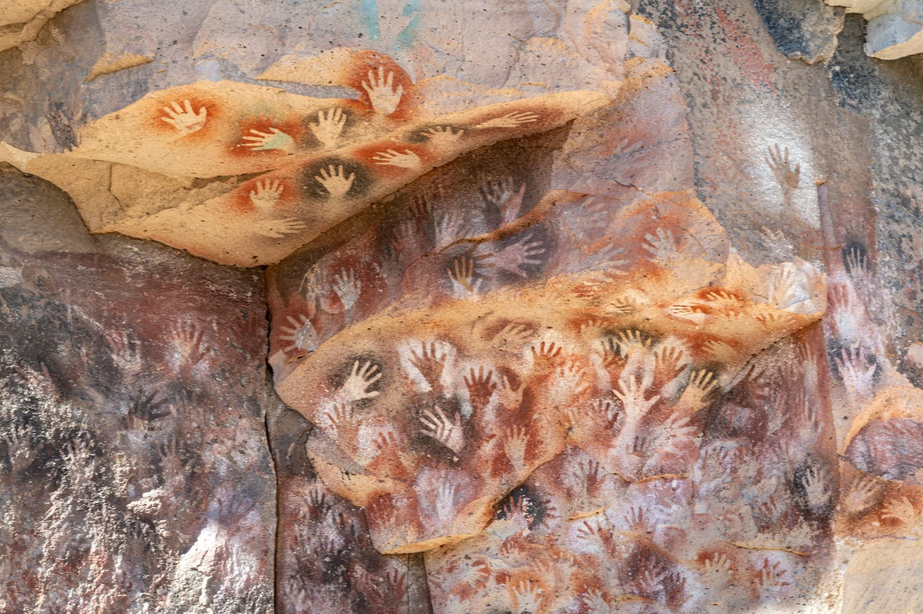 Plantillas de manos pintadas sobre la roca en la Cueva de las Manos.