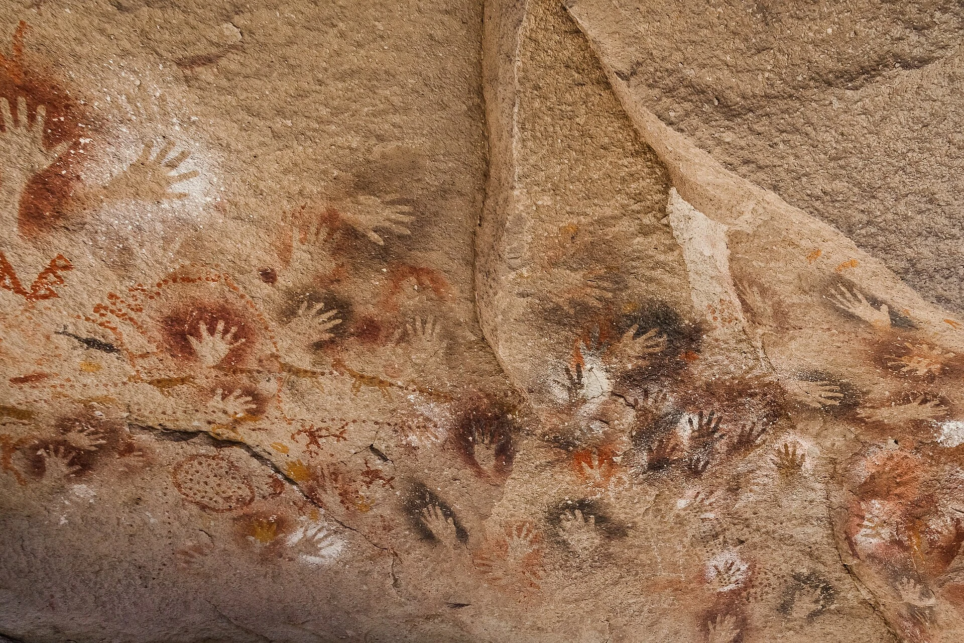 Cañadón árido del río Pinturas junto a la Cueva de las Manos.