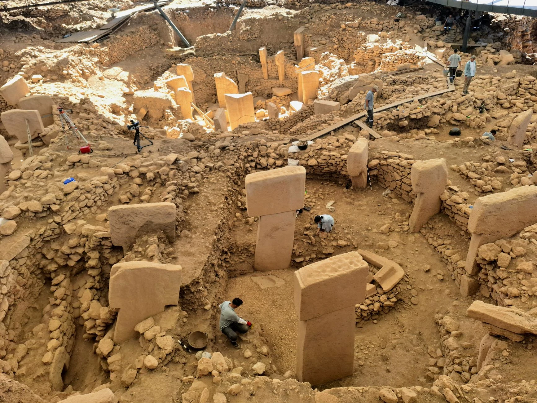 Pasarela de visita junto a las estructuras protegidas de Göbekli Tepe.