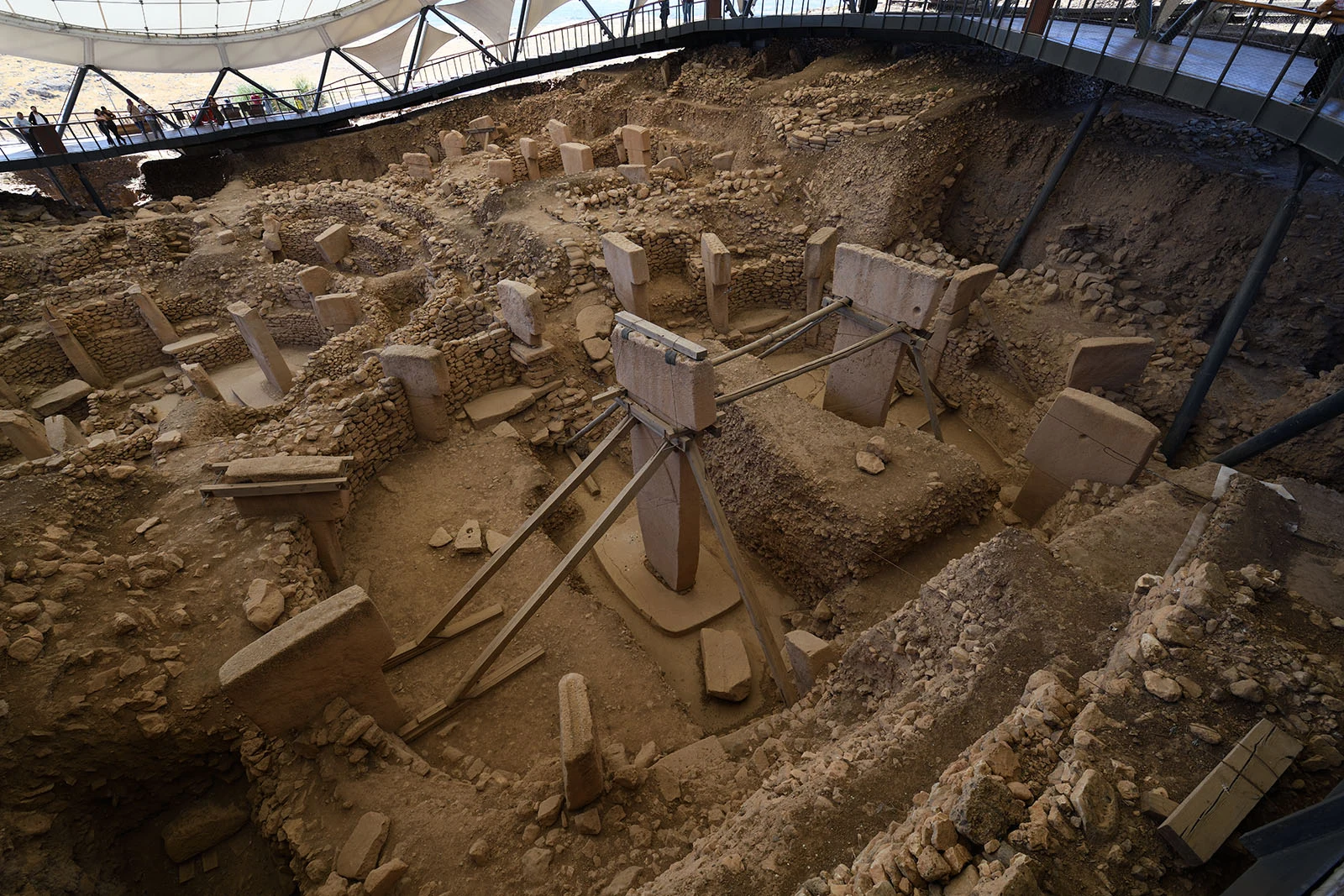 Detalle de un pilar calizo en T con relieves en Göbekli Tepe.
