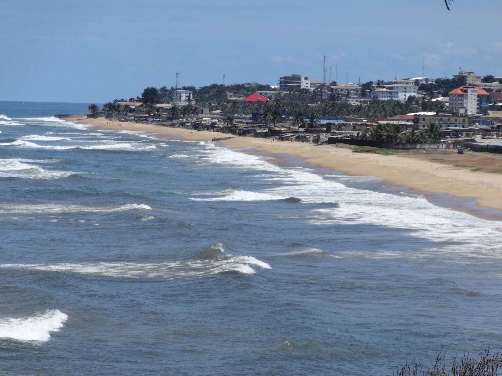 Litoral atlántico de contexto geográfico para Liberia, sin atribuirlo a una playa concreta.