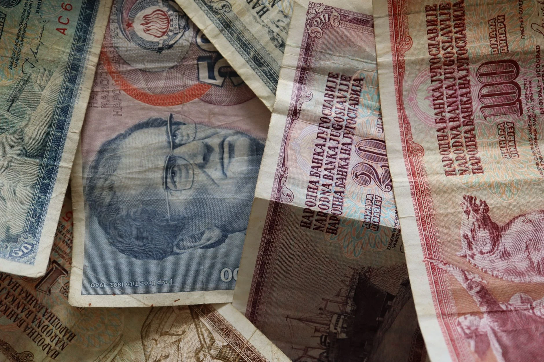 Billetes de peso colombiano como referencia monetaria.