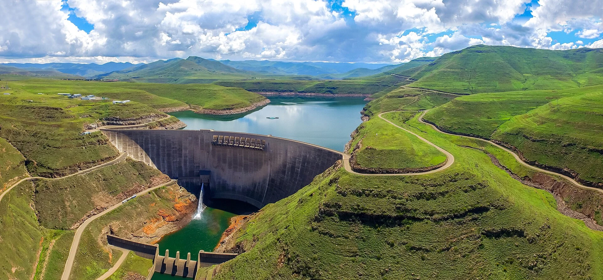 Muro curvo de hormigón y embalse de la presa de Katse en las tierras altas de Lesoto.