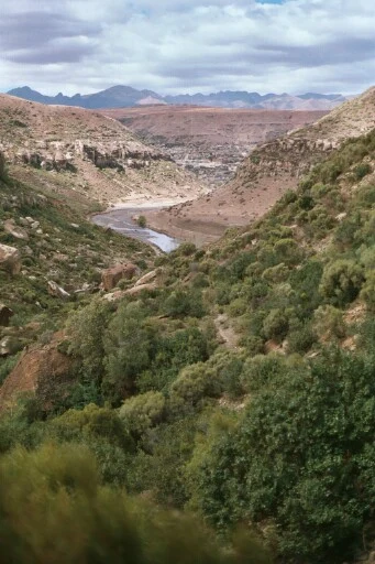 Carretera de montaña en las tierras altas de Lesoto bajo un cielo cambiante.