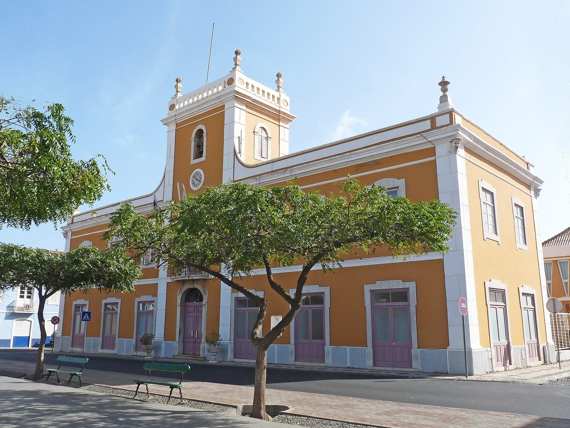 Entorno urbano de Praia, Cabo Verde, como referencia de la capital.