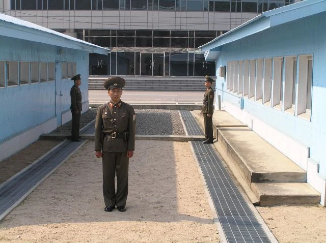 Edificios azules de la Zona de Seguridad Conjunta en Panmunjom.