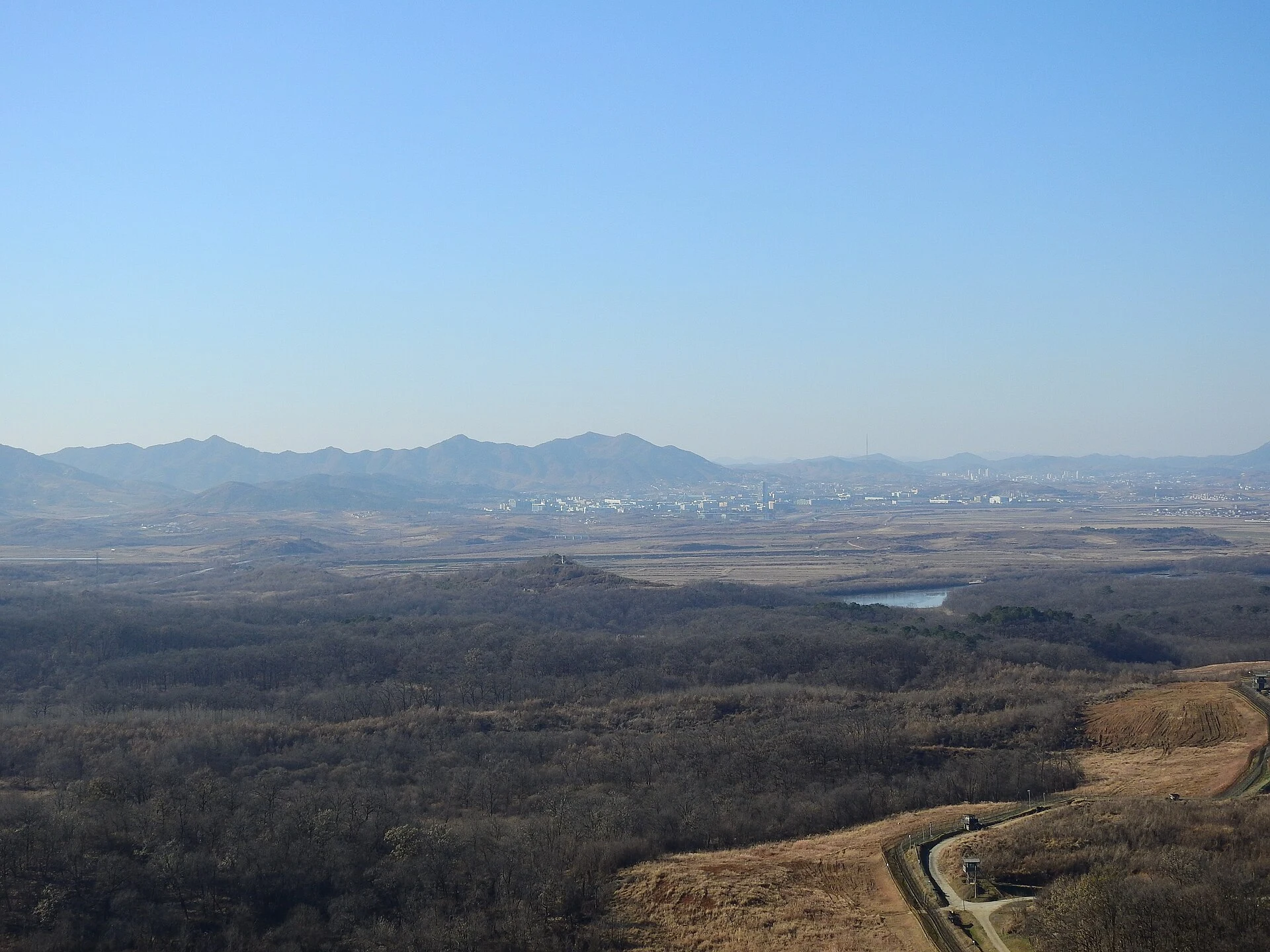 Mirador surcoreano junto a la zona desmilitarizada con visores hacia la frontera.