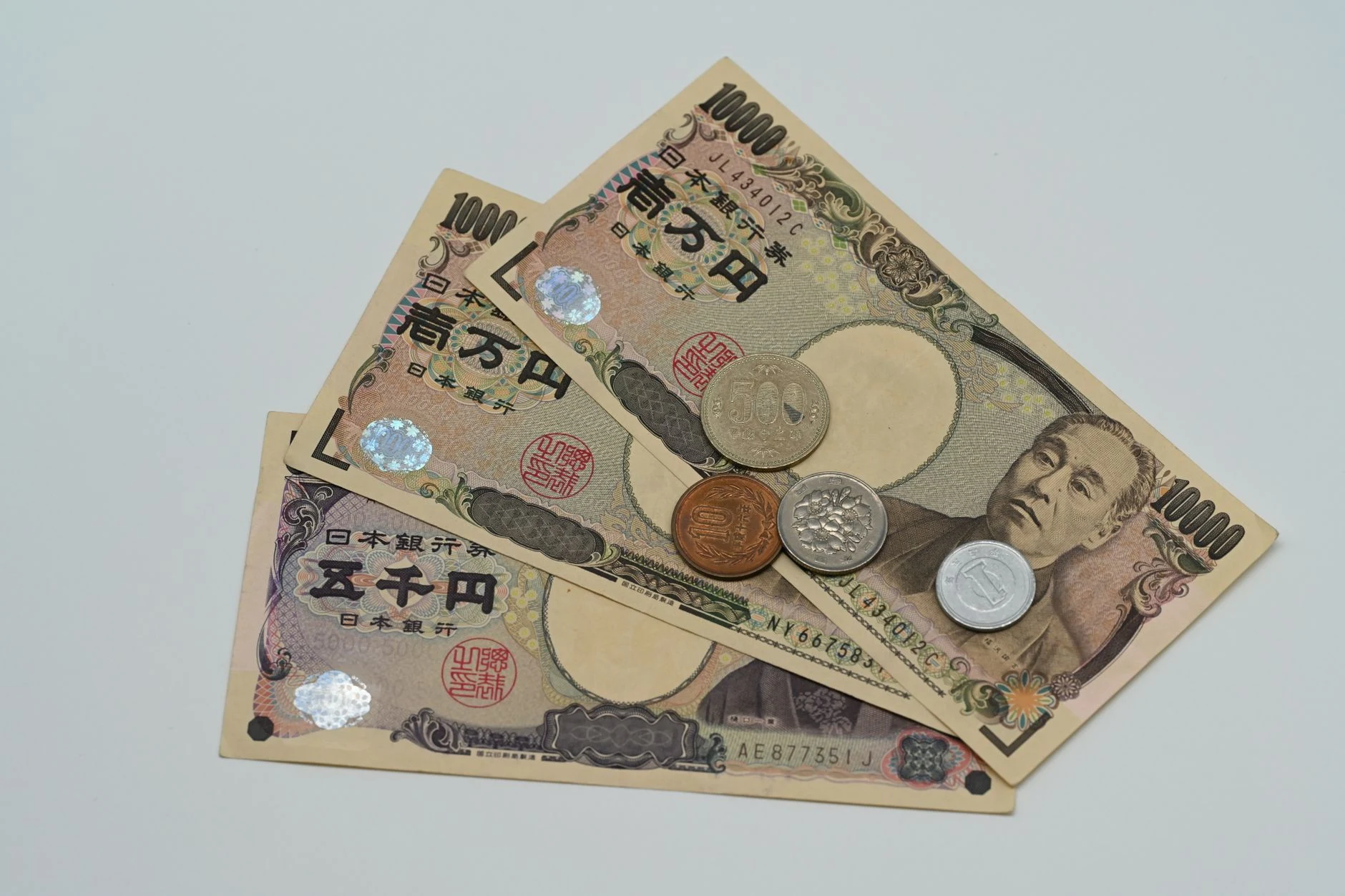 Billetes y monedas de yen japonés como referencia de la moneda.