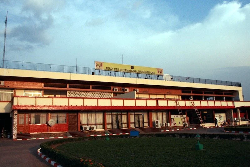 Exterior del aeropuerto de Bangui M’Poko; la imagen no confirma vuelos vigentes.
