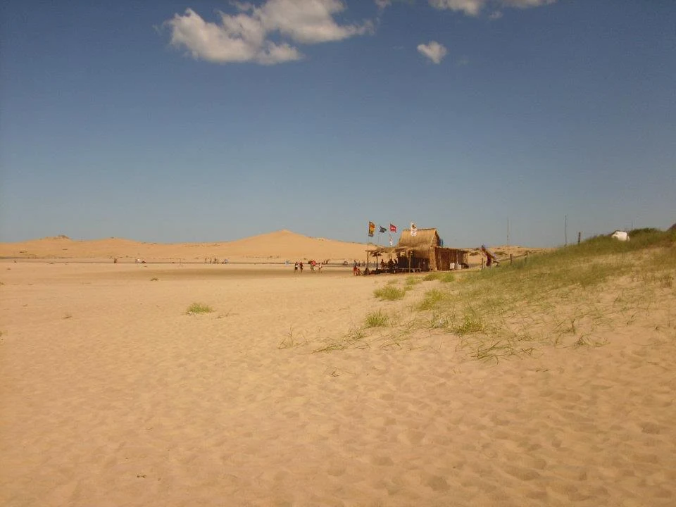 Vehículo autorizado atravesando las dunas de acceso a Cabo Polonio.
