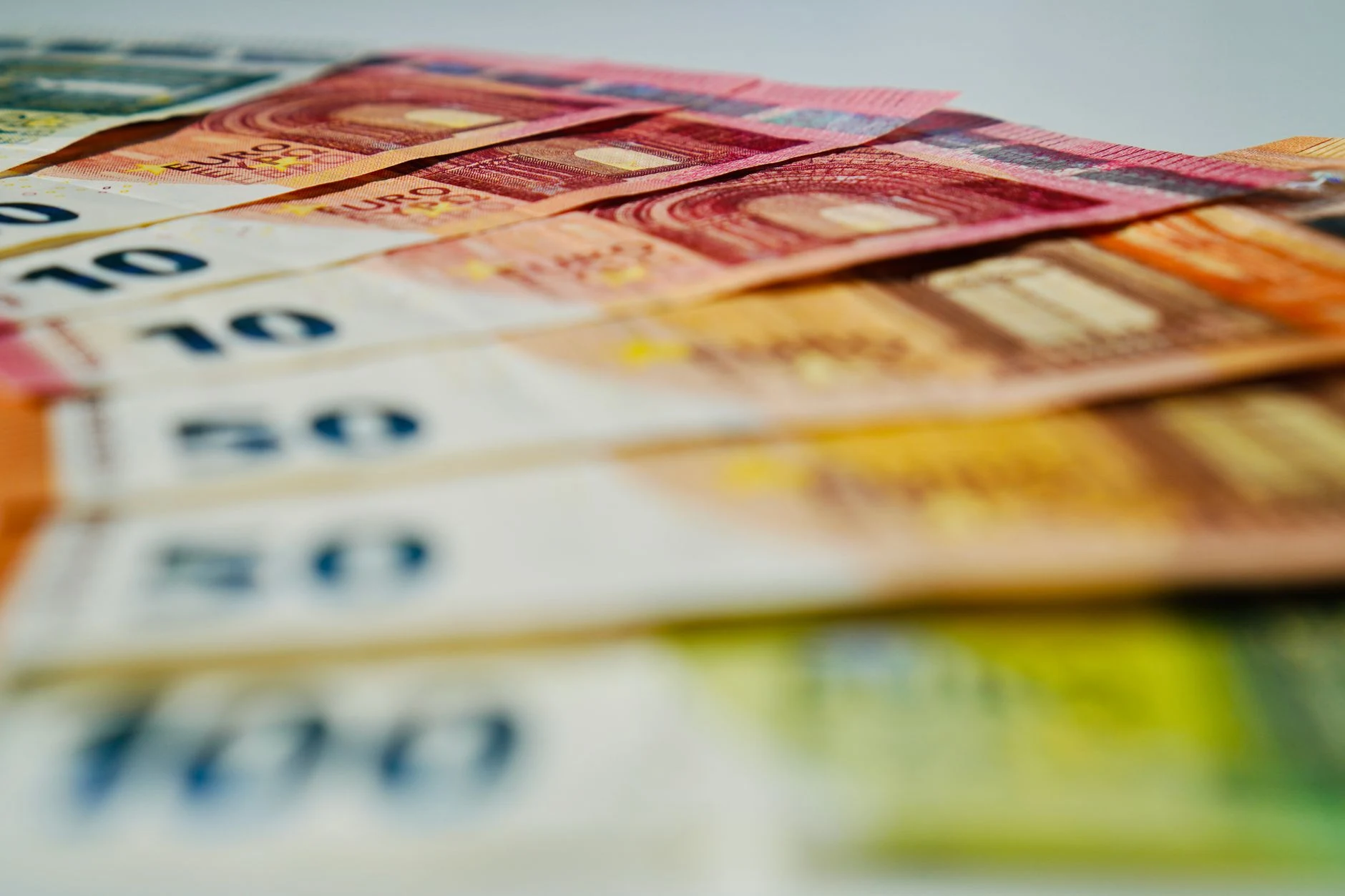 Monedas y billetes de euro como contexto para explicar la moneda usada en Alemania.