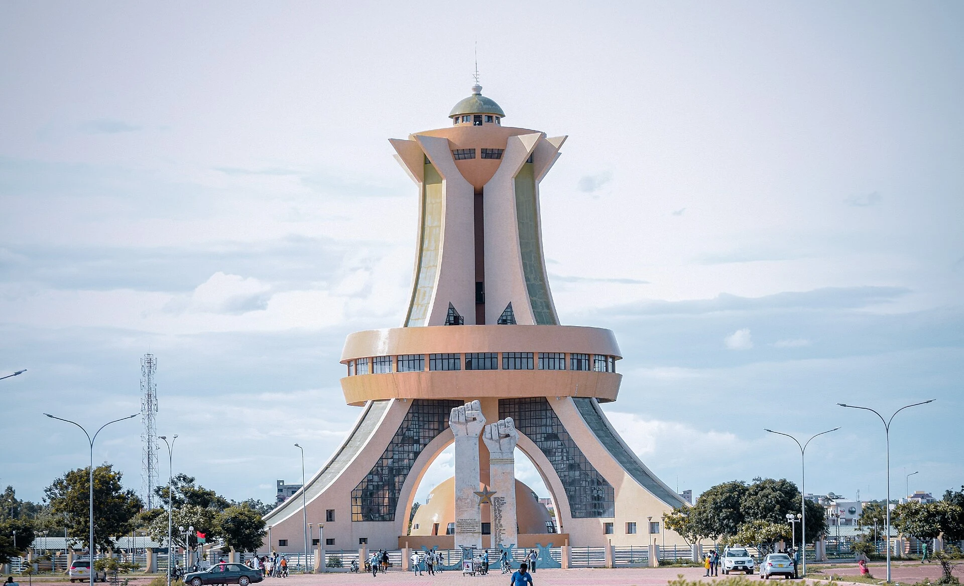 Escena urbana contemporánea de Ouagadougou, capital de Burkina Faso.